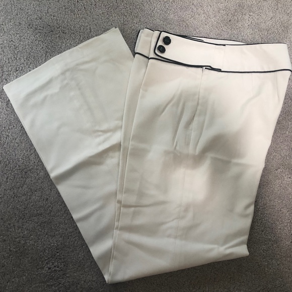 White House Black Market White Capri with Black Buttons Size 6R - Picture 1 of 2